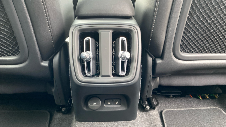 Volvo XC40 2.0 B3P Ultra Dark 5dr Auto Petrol Estate